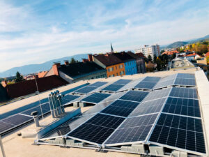 Photovoltaik auf einem Dach in Graz.
