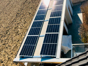 Photovoltaik auf einem Dach.